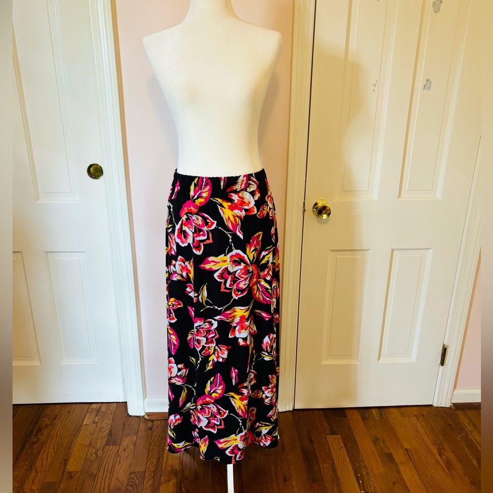 Vintage Y2K tropical floral maxi skirt by Rafaella. Size medium.